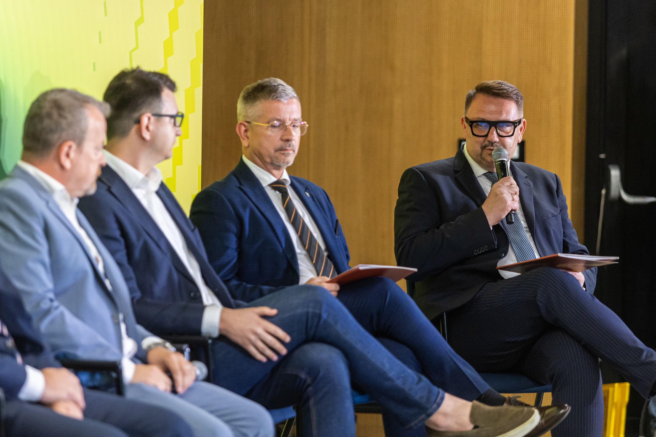 na zdjęciu osoby podczas konferencji