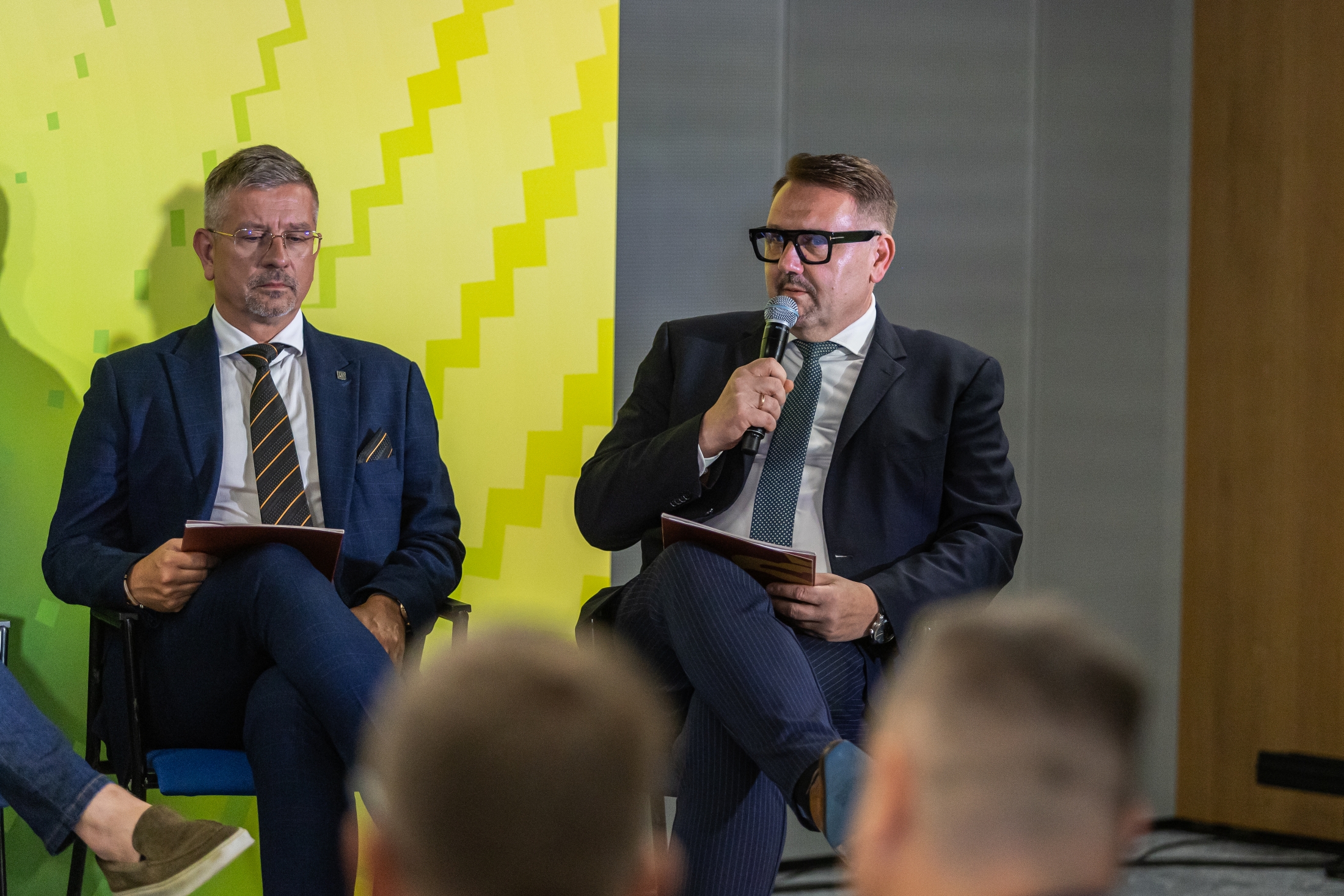 na zdjęciu osoby podczas konferencji