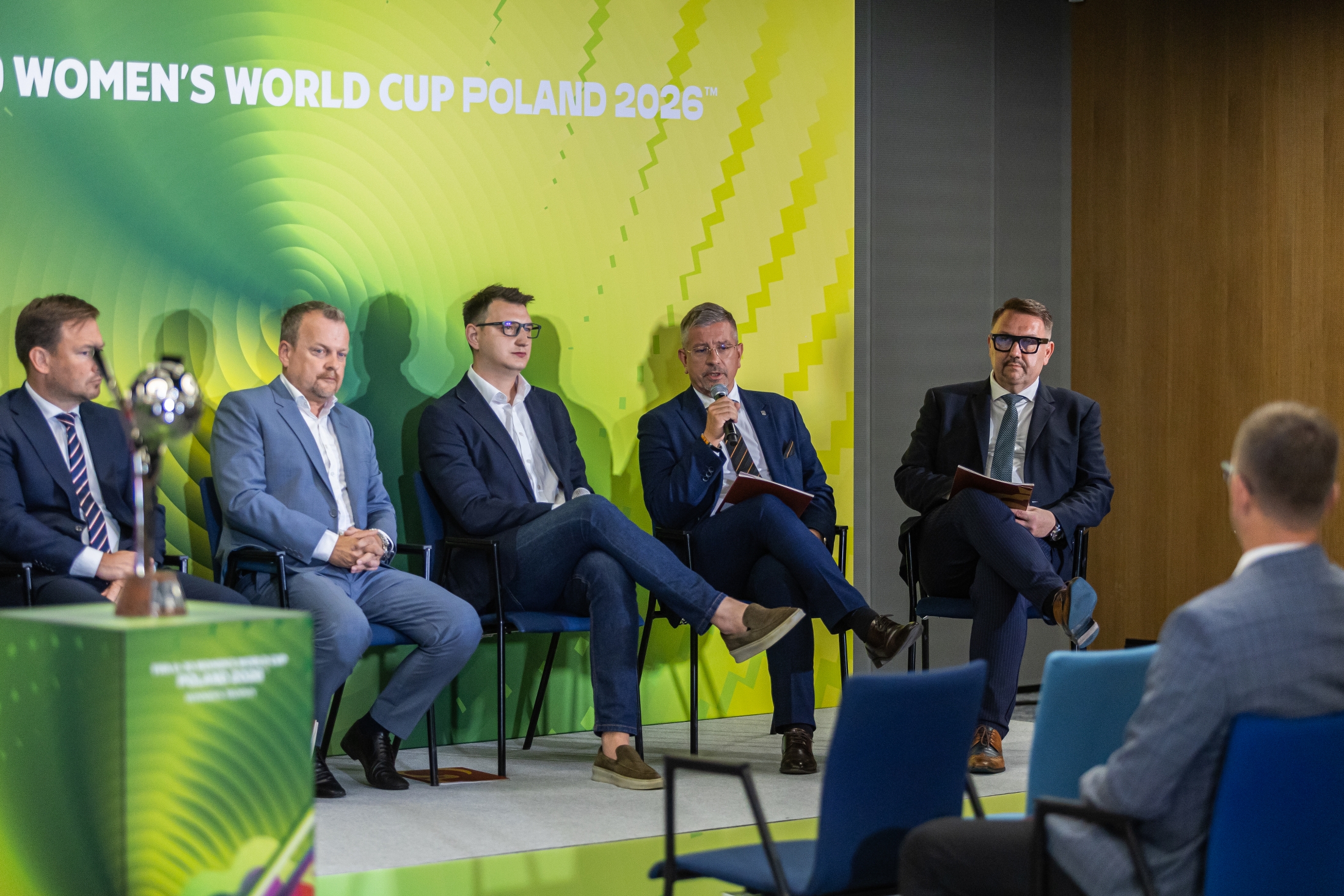 na zdjęciu osoby podczas konferencji