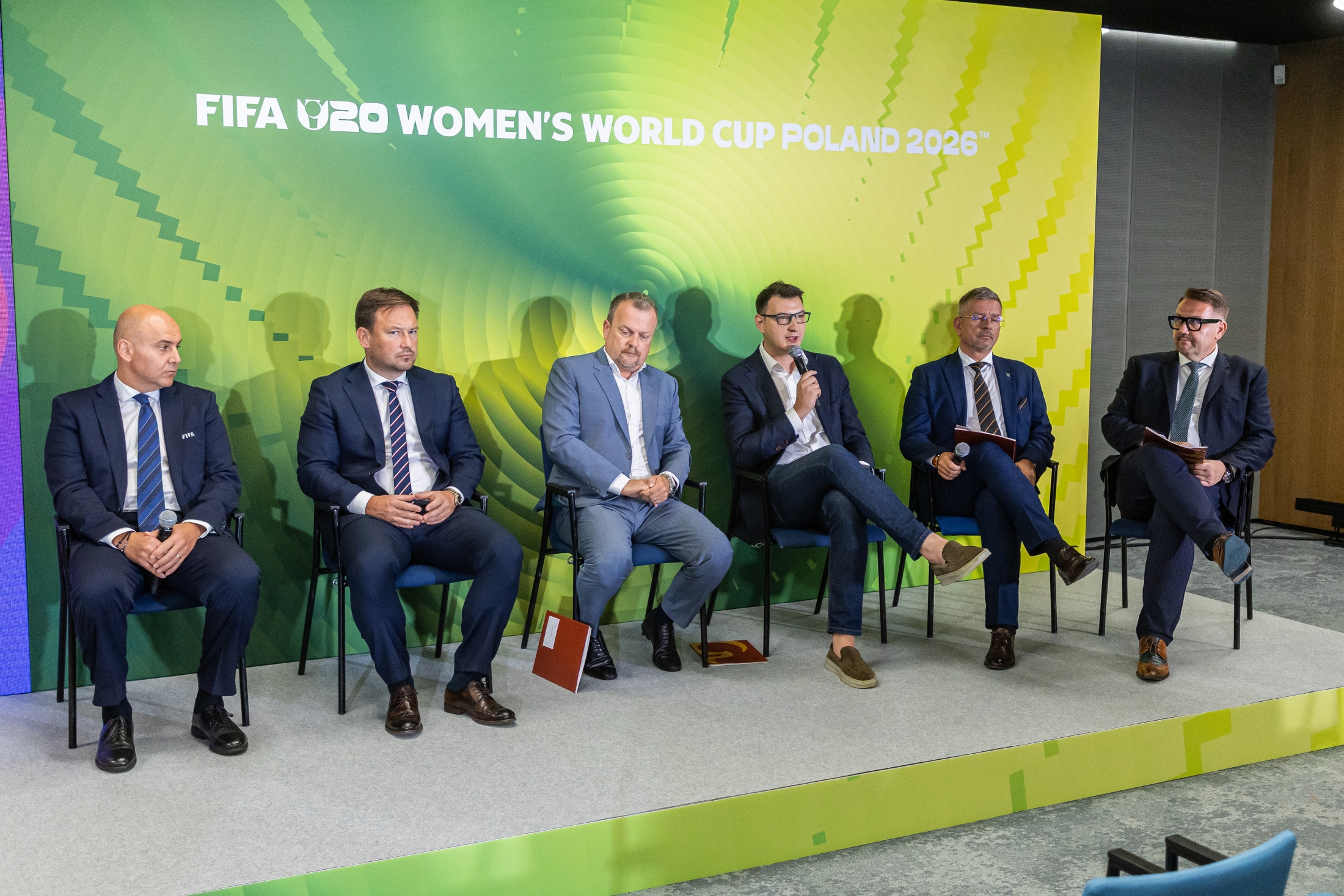 na zdjęciu osoby podczas konferencji