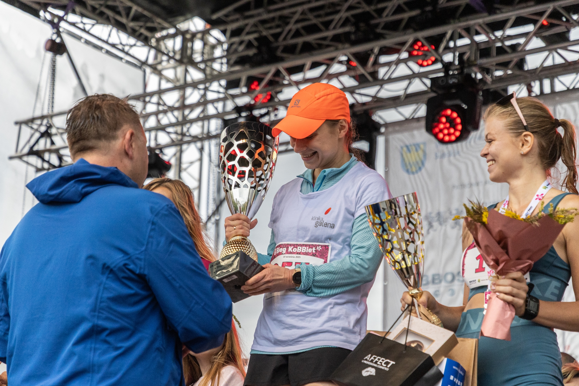 na zdjęciu osoby podczas biegu