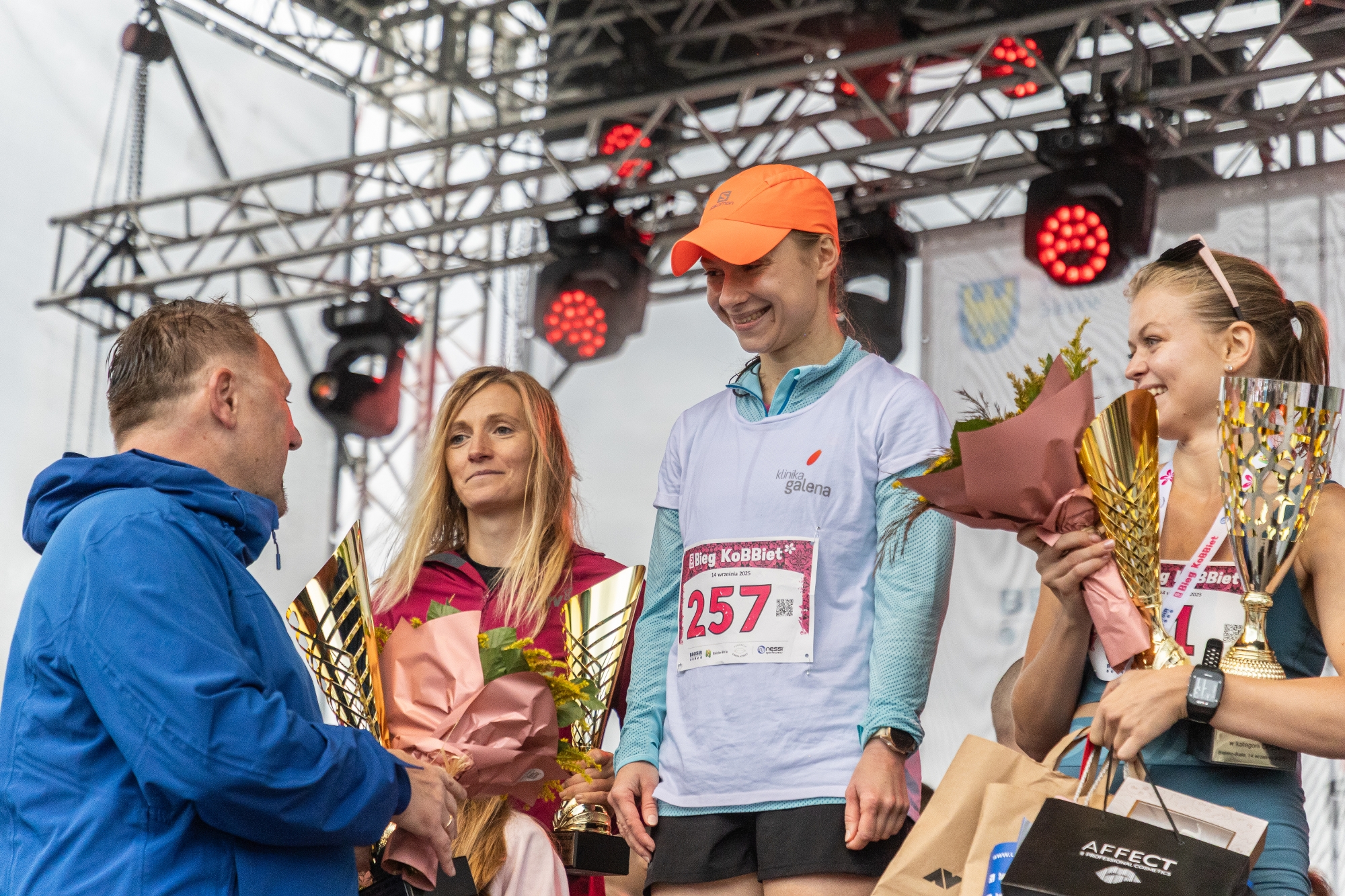 na zdjęciu osoby podczas biegu