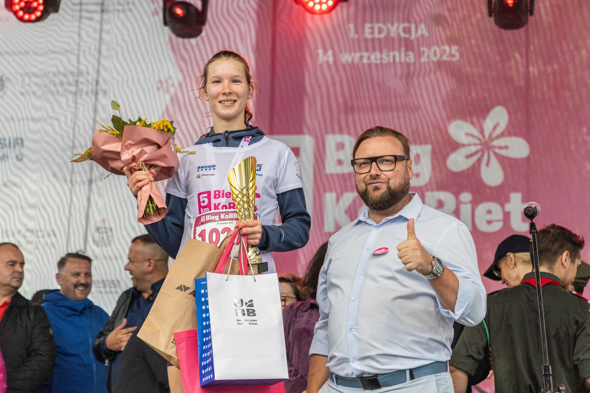 na zdjęciu osoby podczas biegu