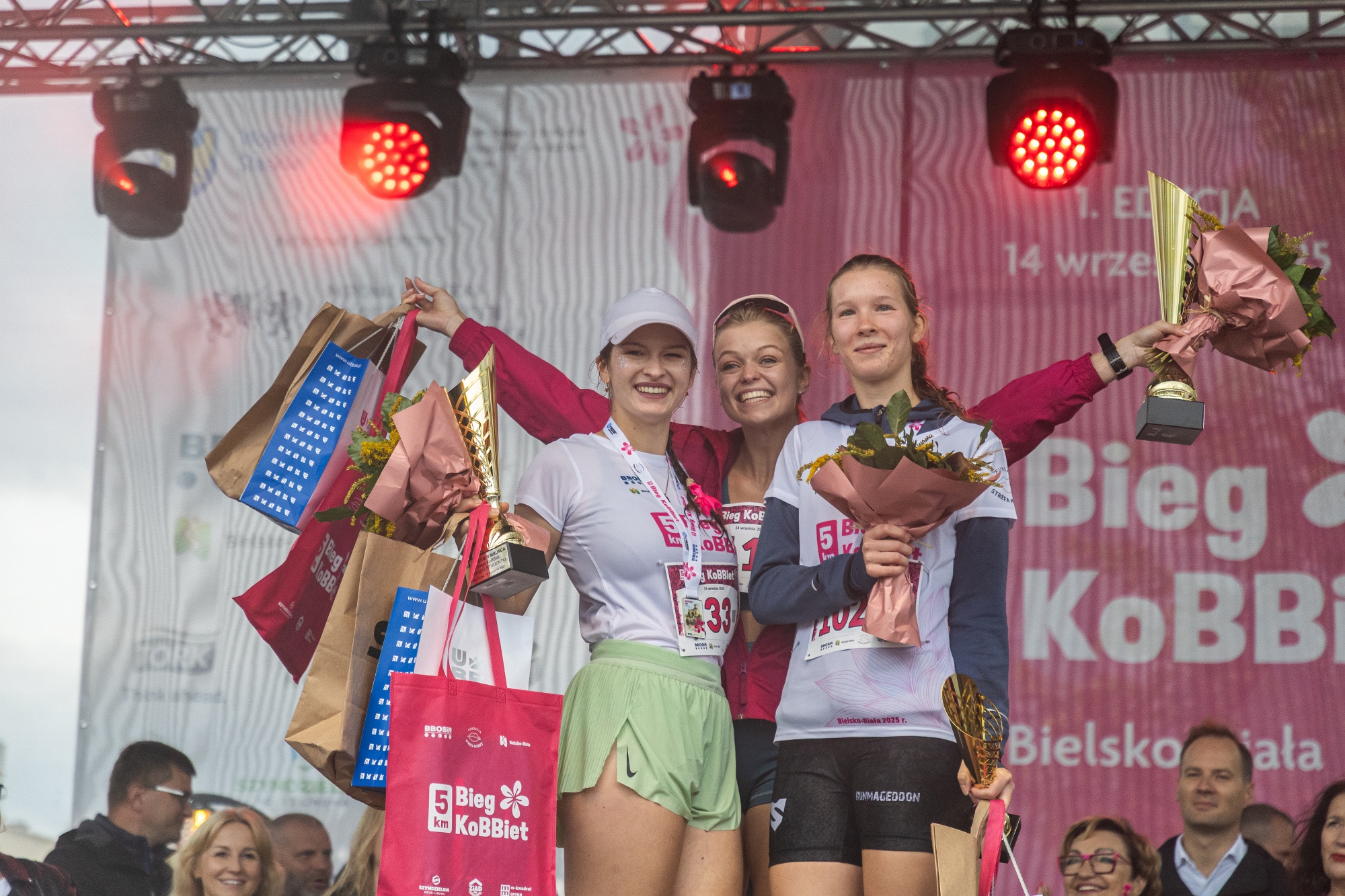 na zdjęciu osoby podczas biegu