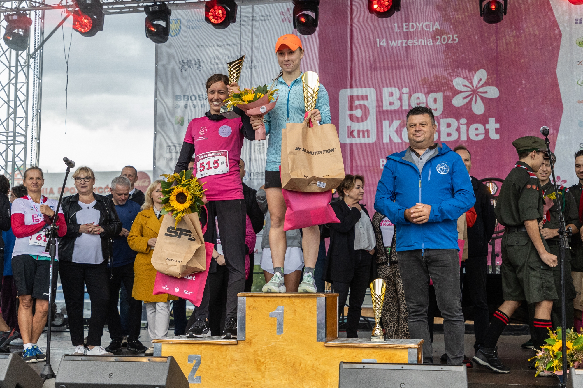 na zdjęciu osoby podczas biegu