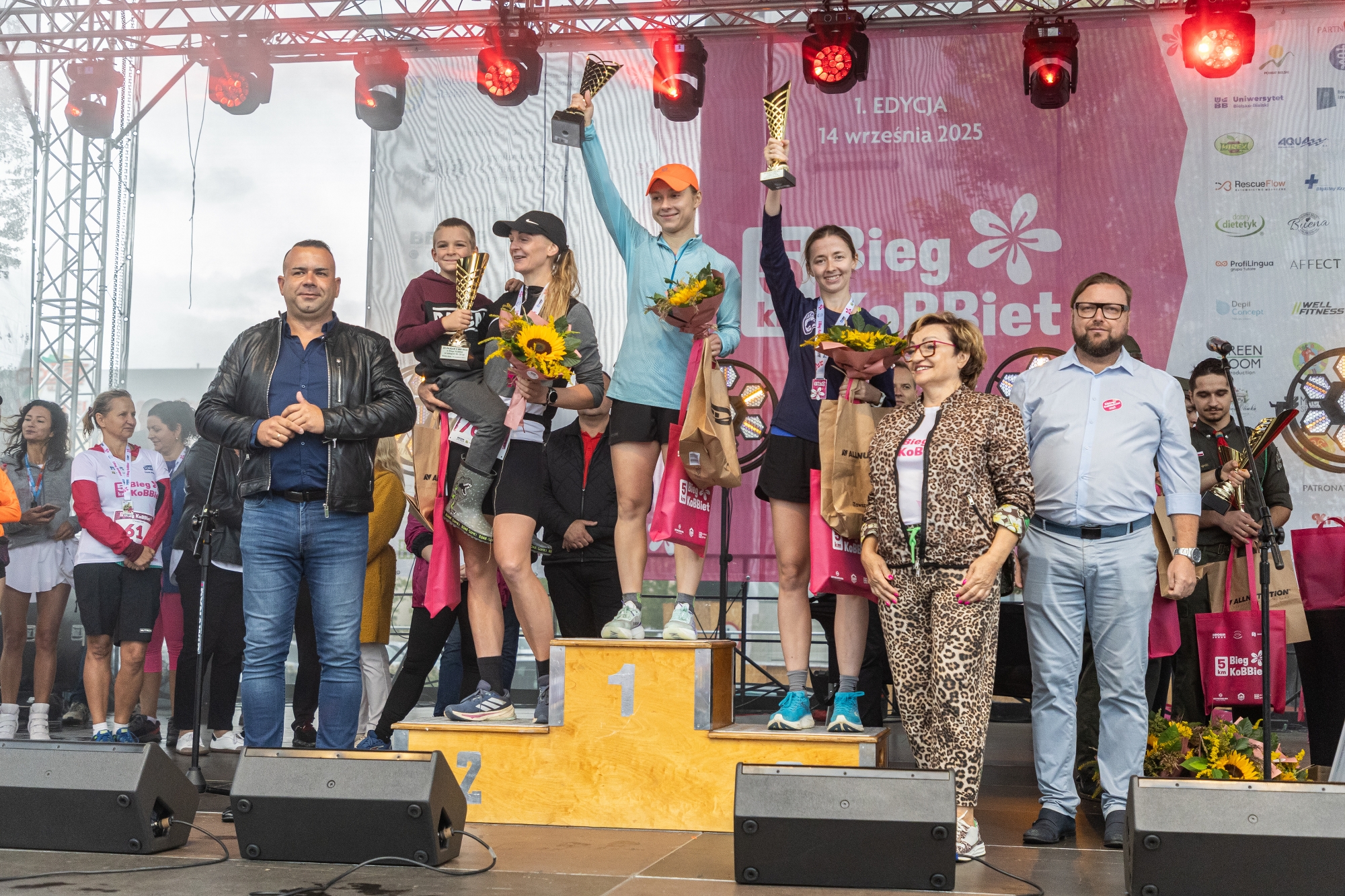 na zdjęciu osoby podczas biegu