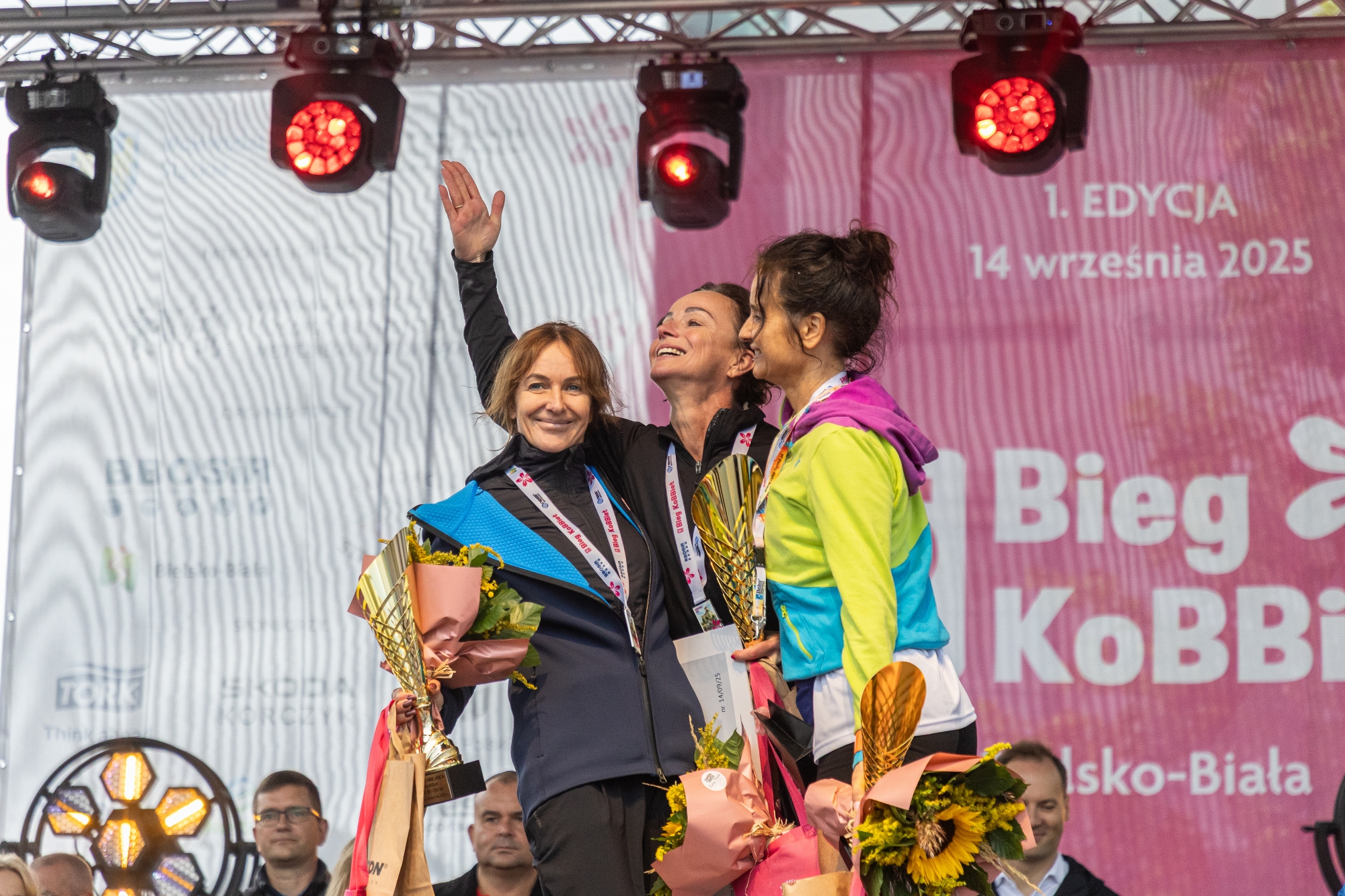 na zdjęciu osoby podczas biegu