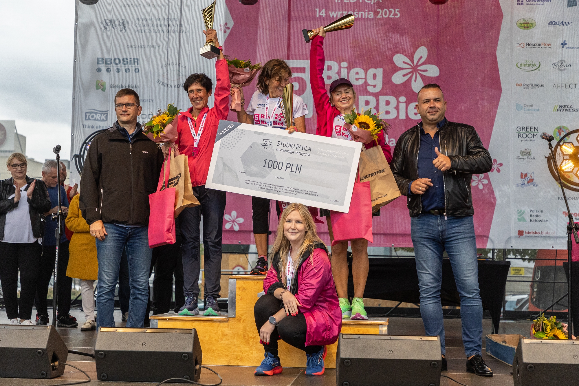 na zdjęciu osoby podczas biegu