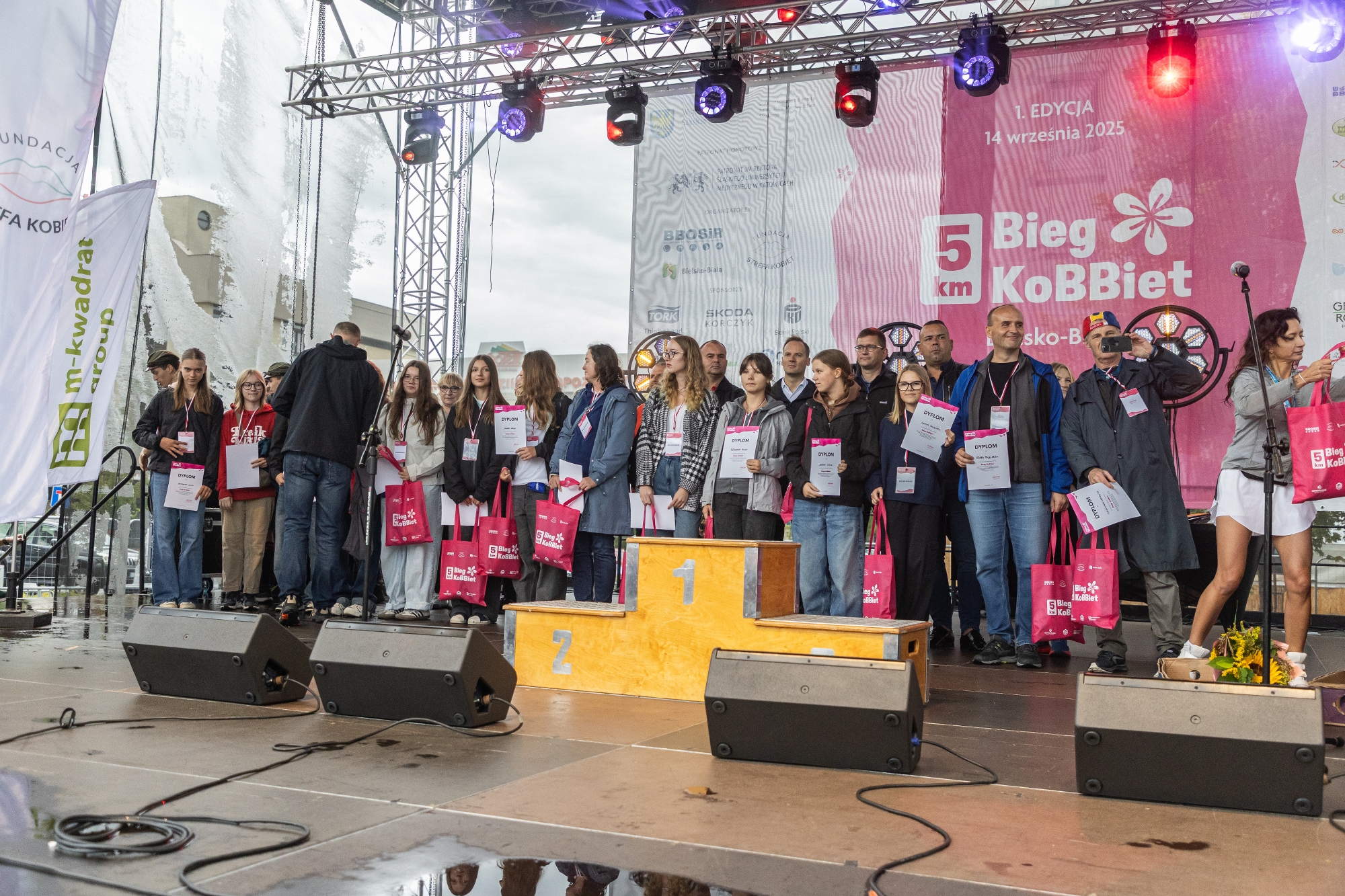 na zdjęciu osoby podczas biegu