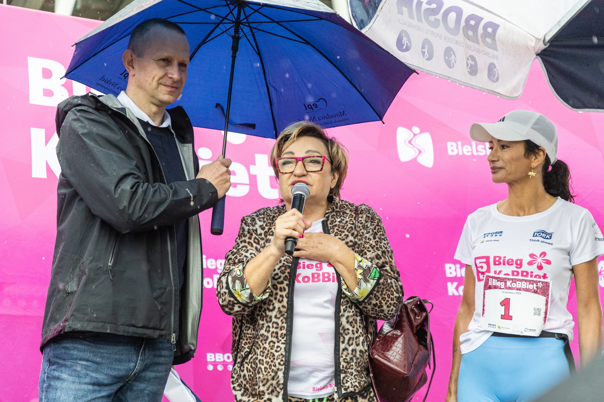 na zdjęciu osoby podczas biegu