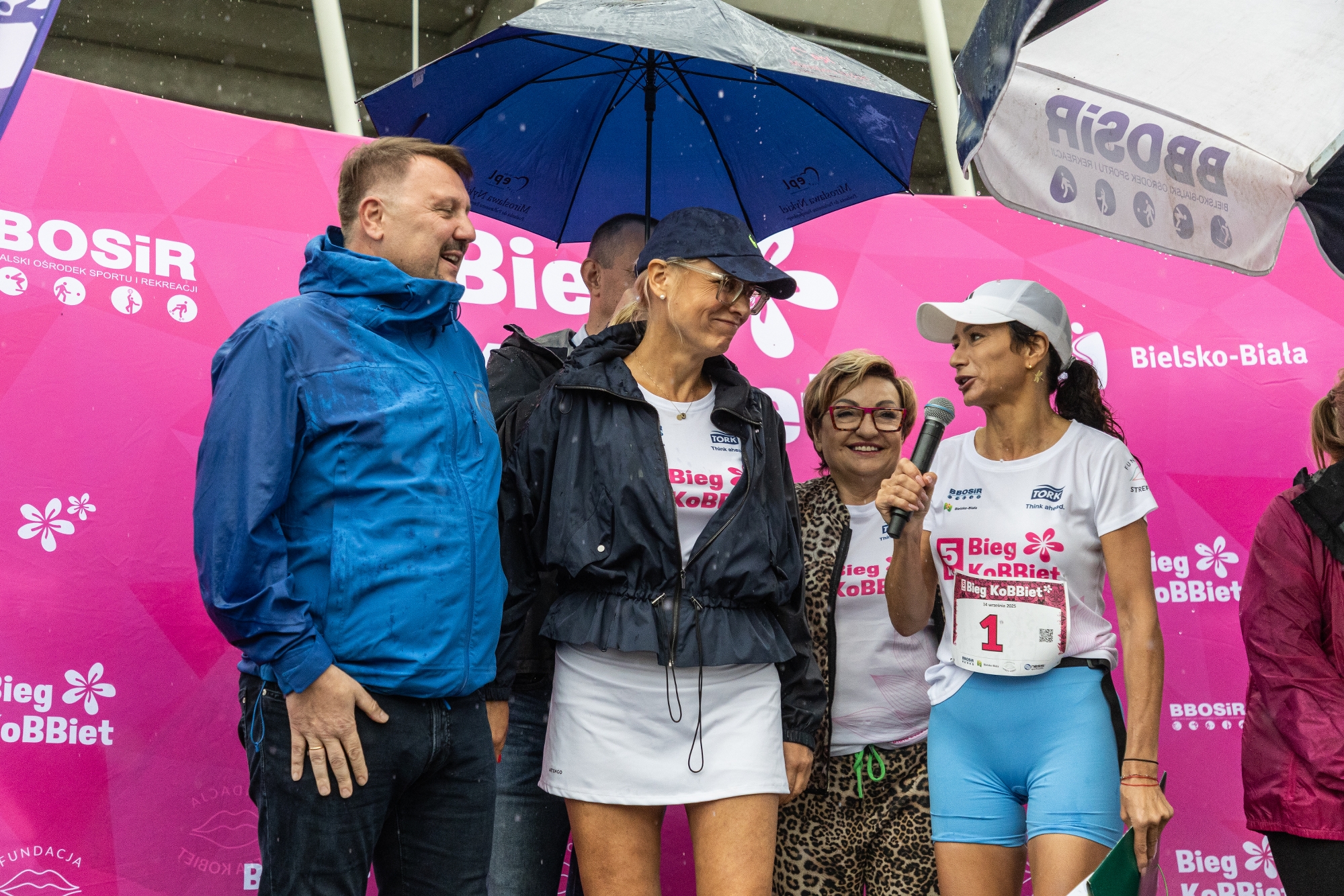 na zdjęciu osoby podczas biegu