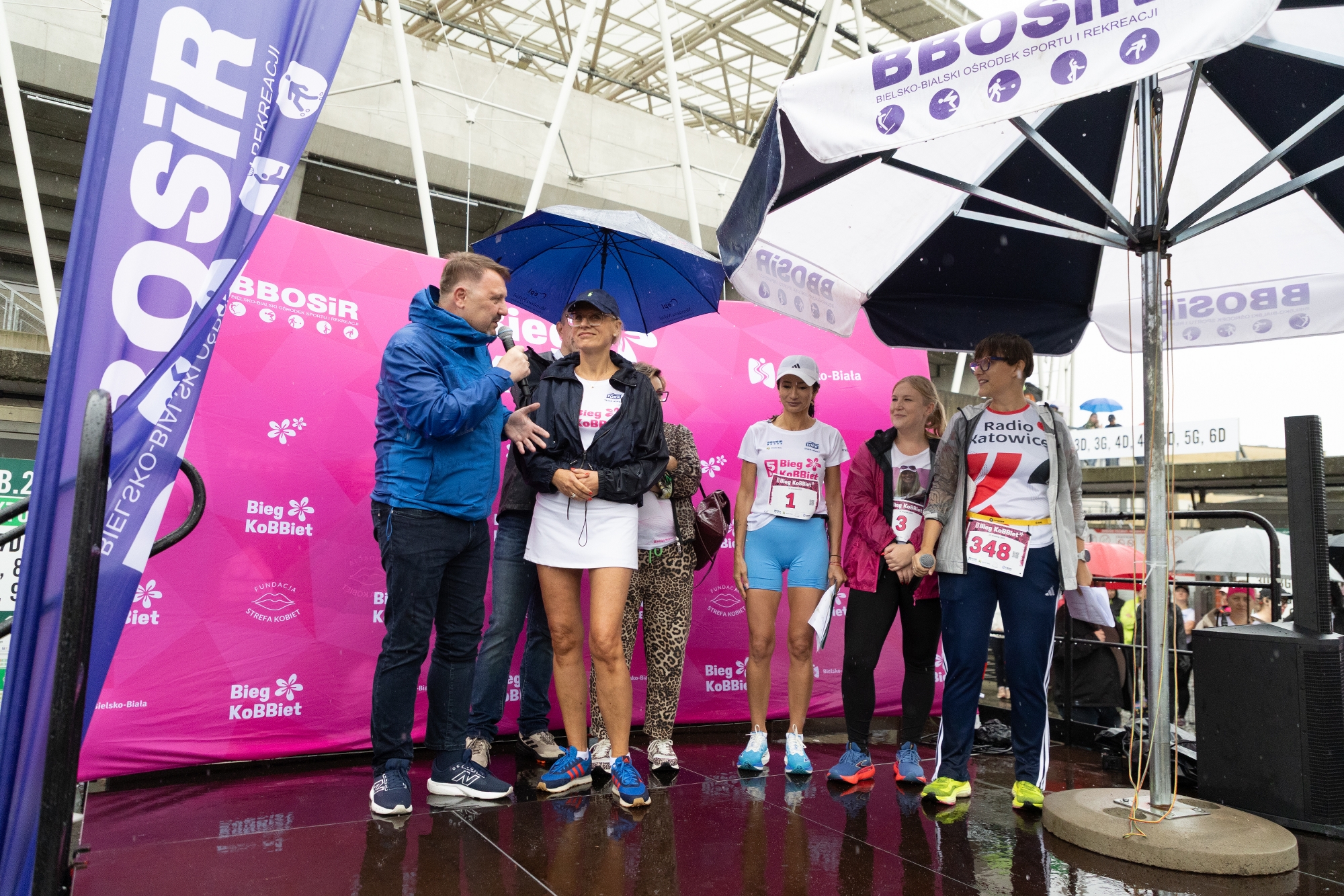 na zdjęciu osoby podczas biegu