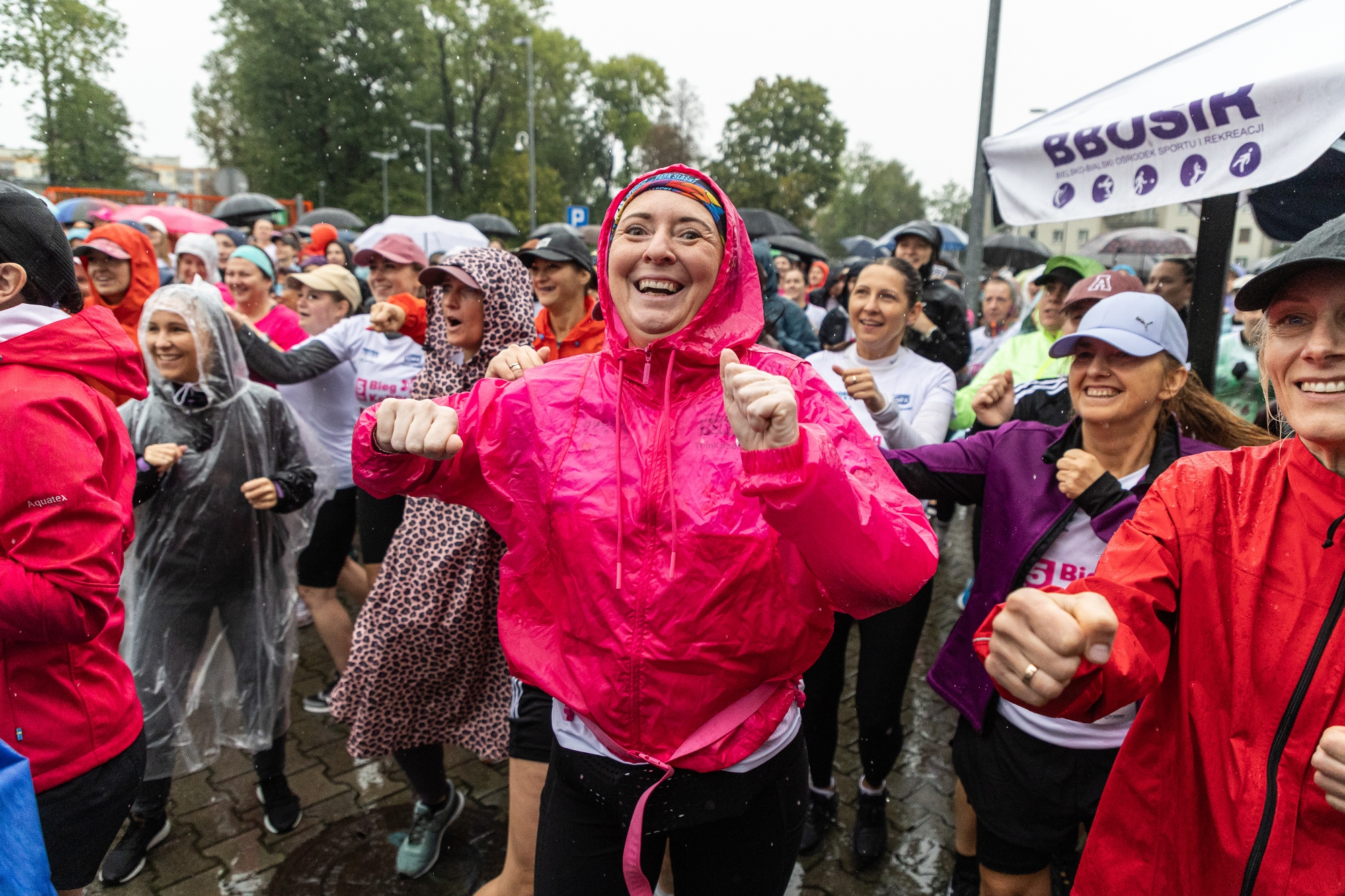 na zdjęciu osoby podczas biegu