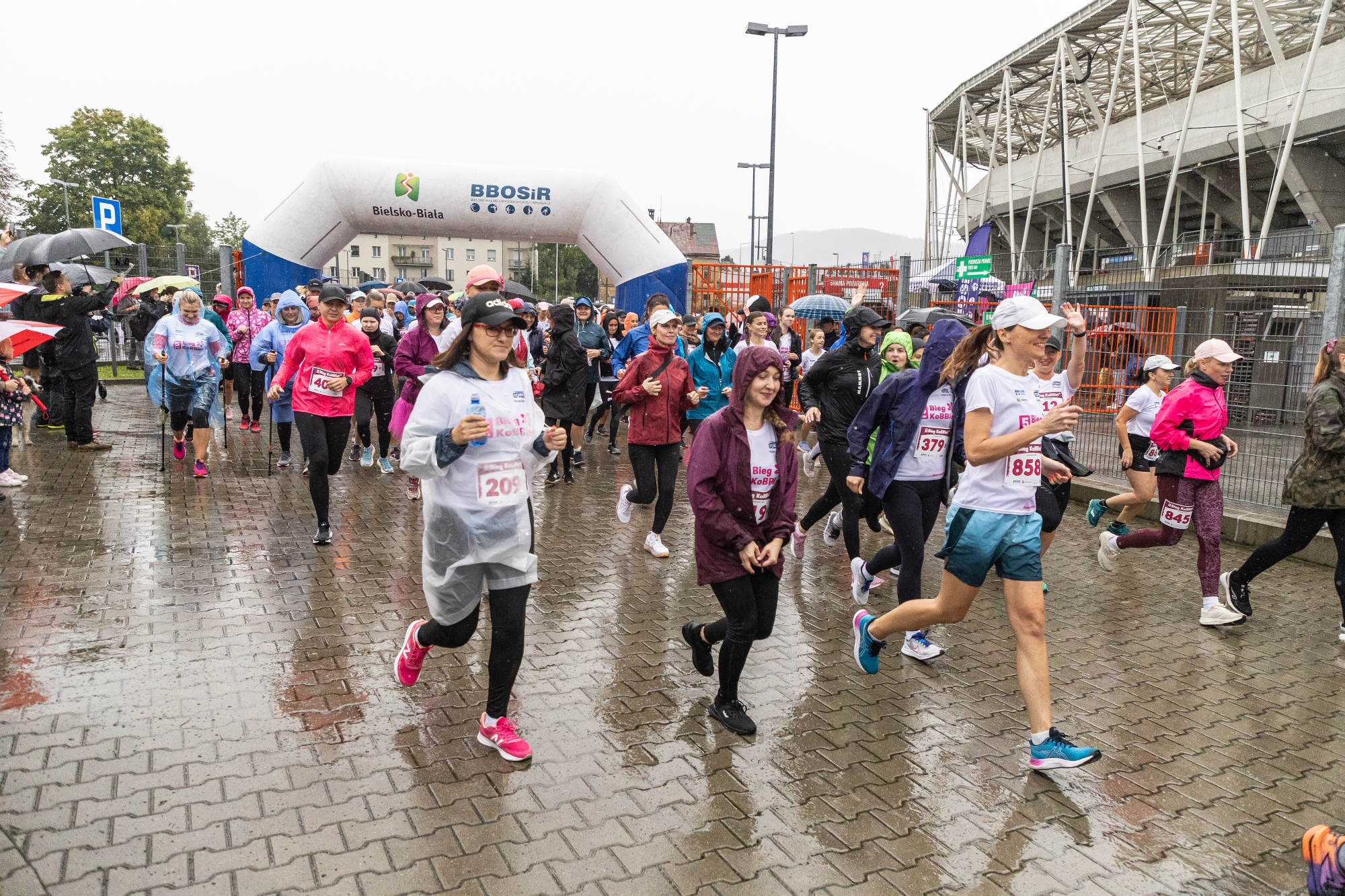 na zdjęciu osoby podczas biegu