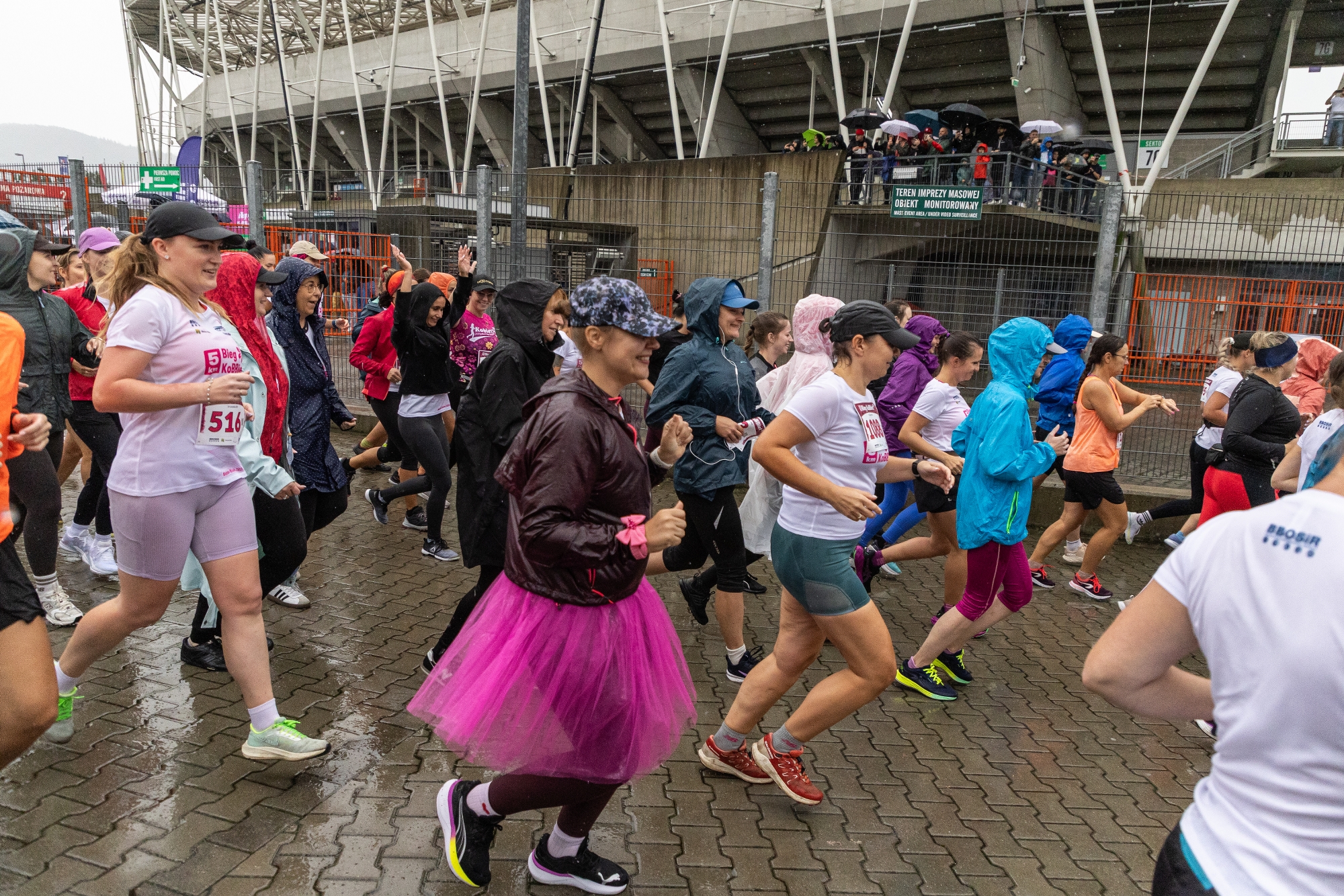 na zdjęciu osoby podczas biegu