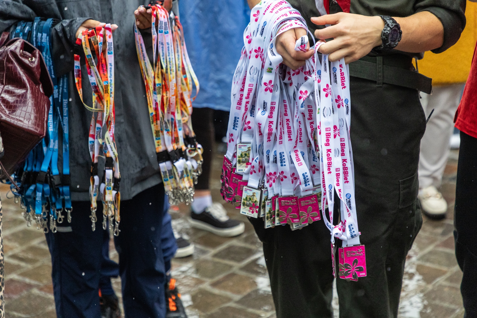 na zdjęciu osoby podczas biegu