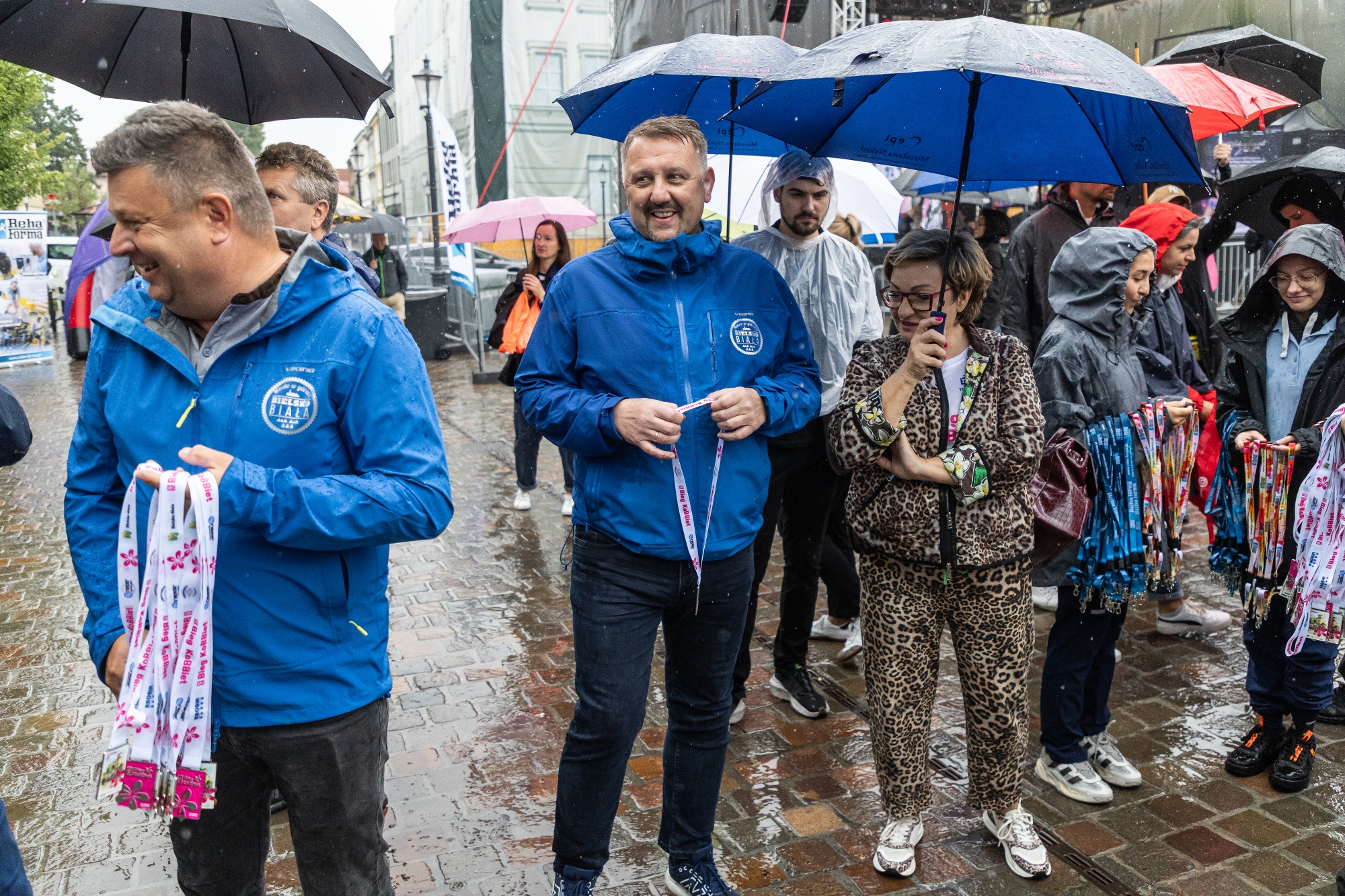 na zdjęciu osoby podczas biegu