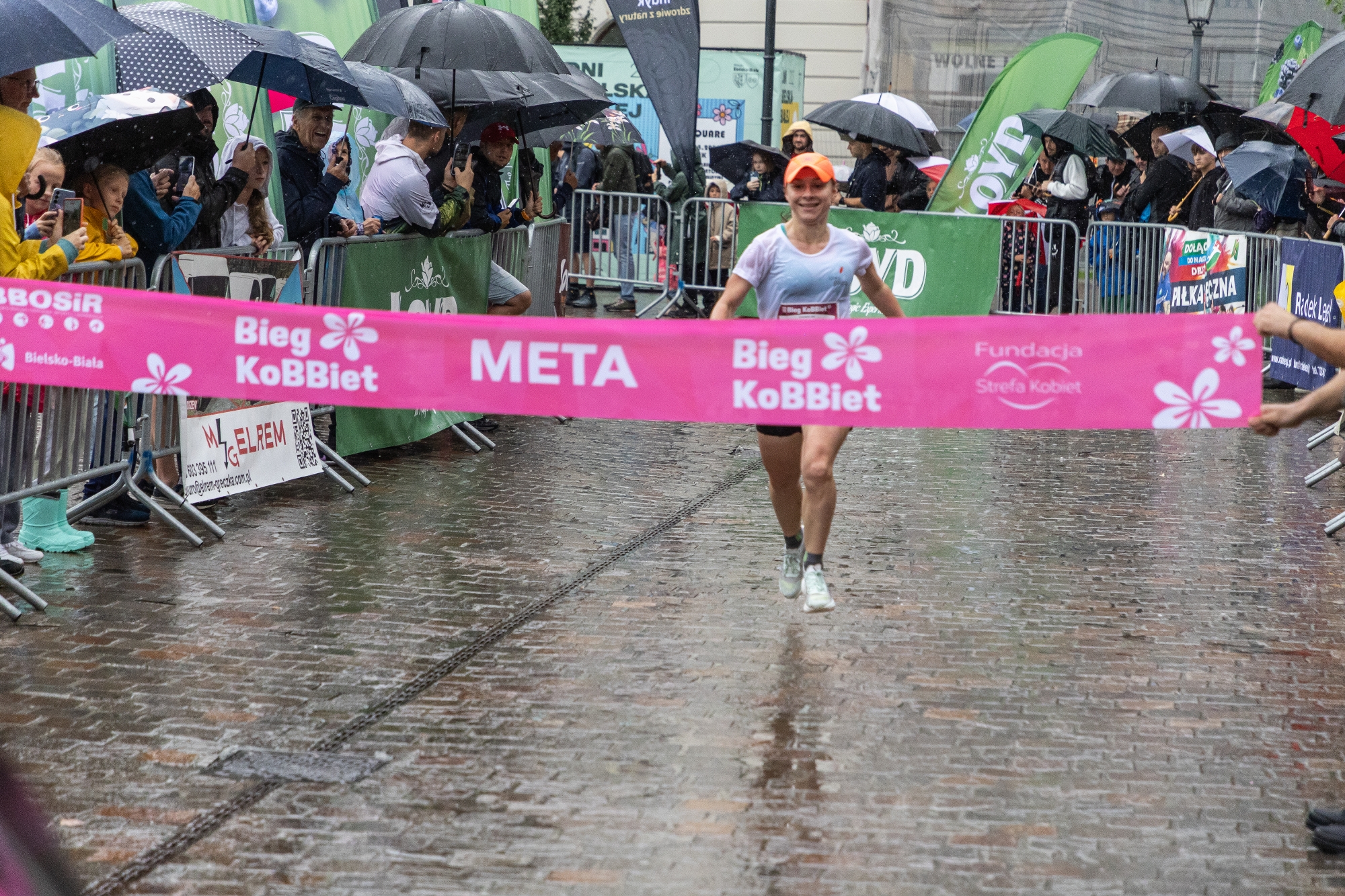 na zdjęciu osoby podczas biegu