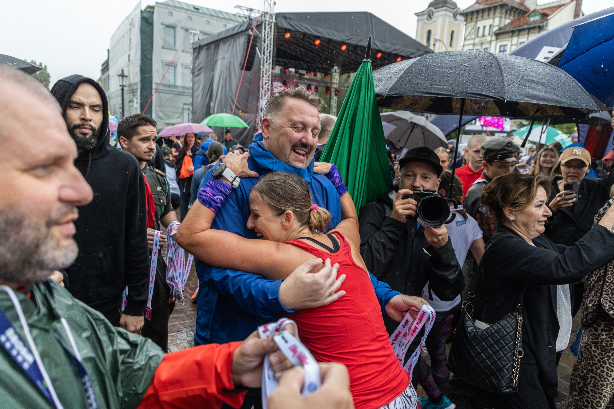 na zdjęciu osoby podczas biegu