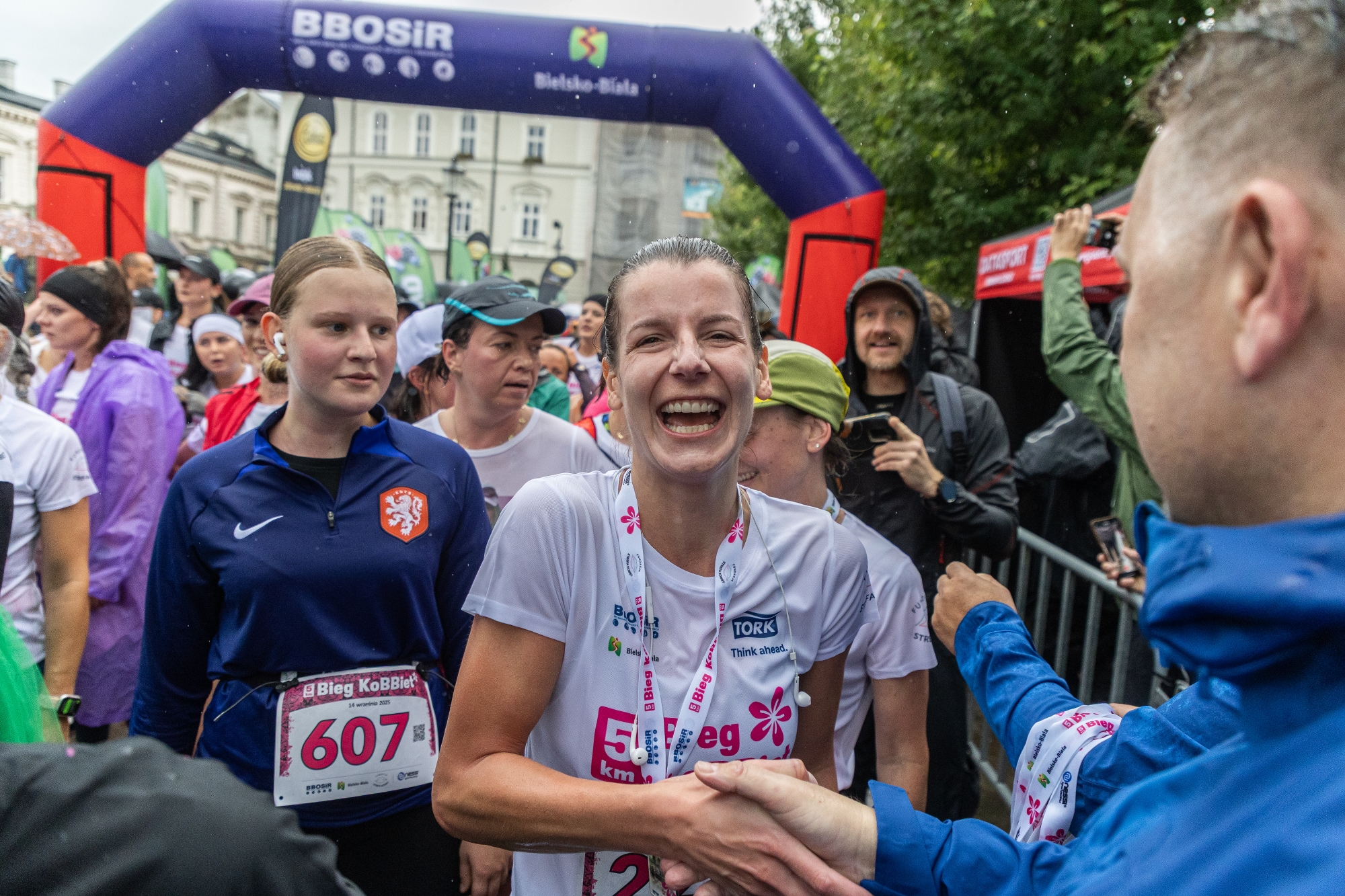 na zdjęciu osoby podczas biegu