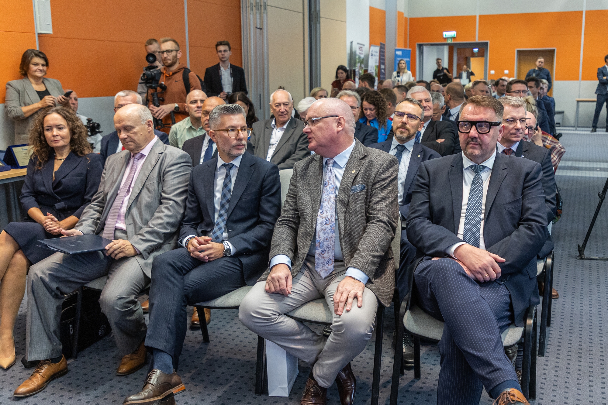 na zdjęciu osoby podczas targów