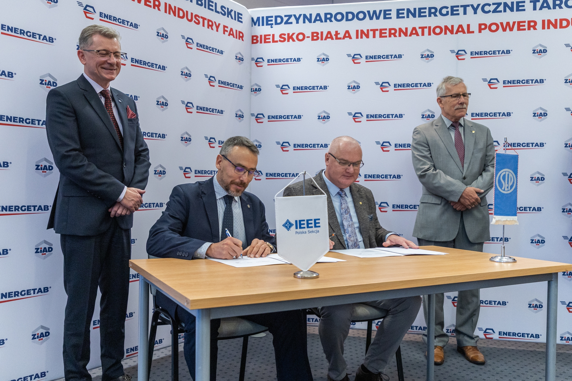 na zdjęciu osoby podczas targów