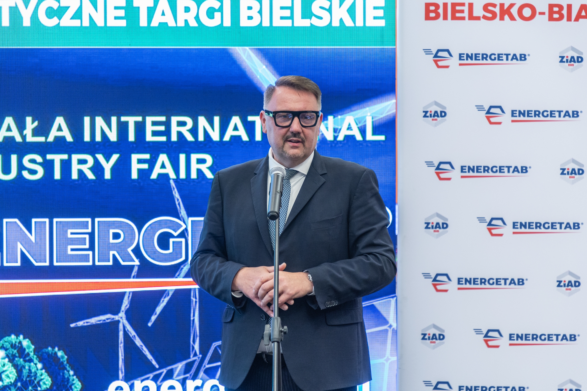 na zdjęciu osoby podczas targów