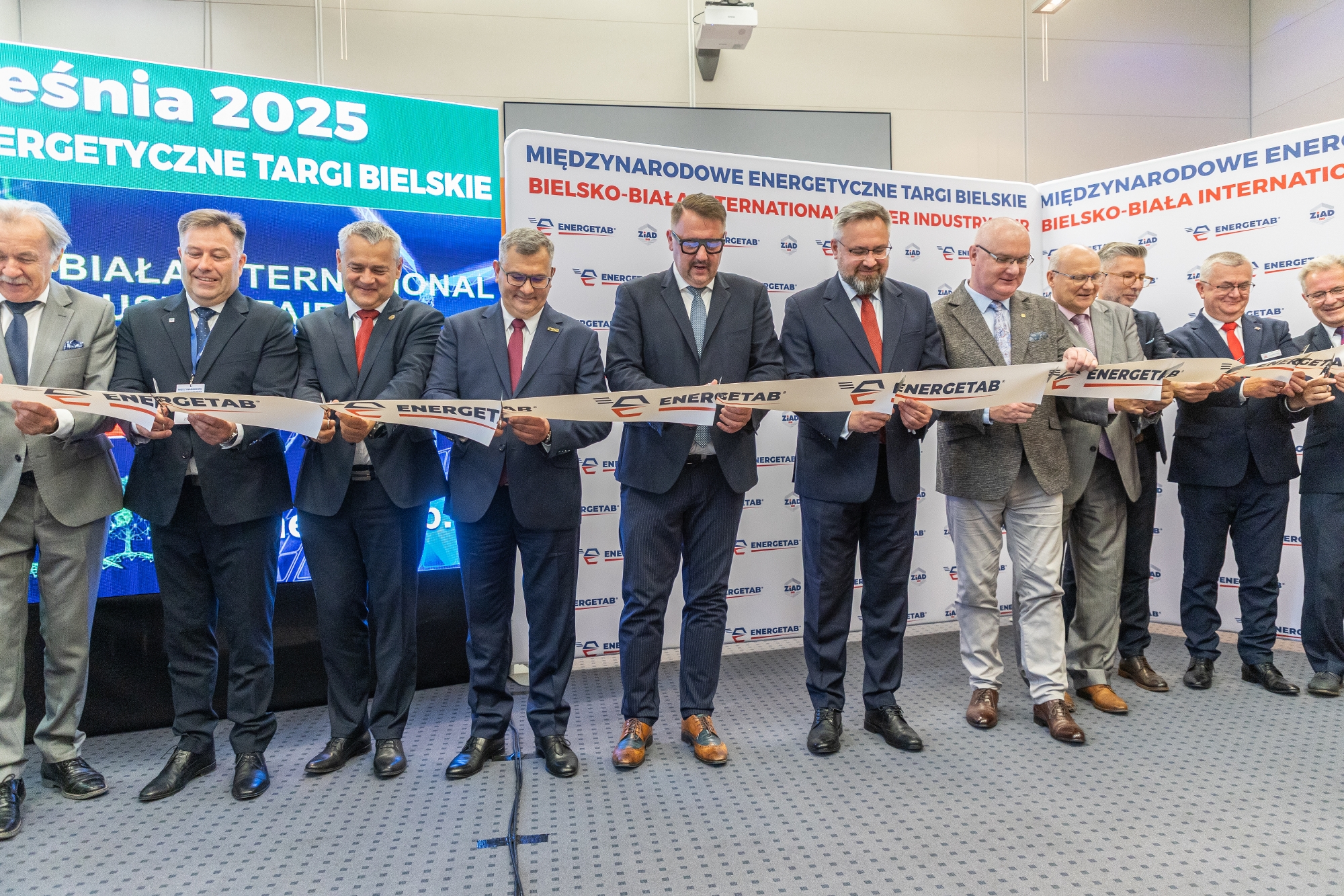 na zdjęciu osoby podczas targów