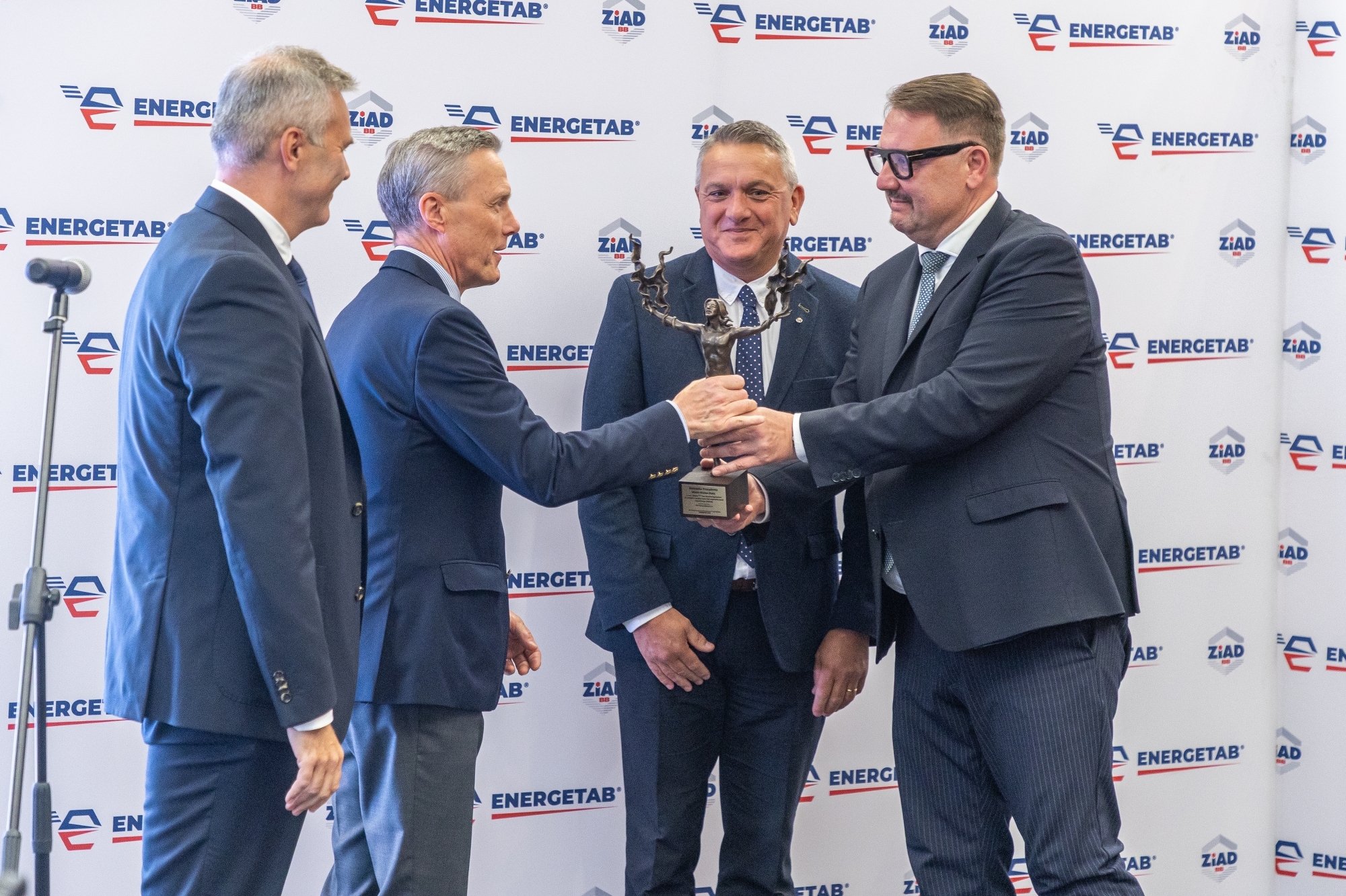 na zdjęciu osoby podczas targów