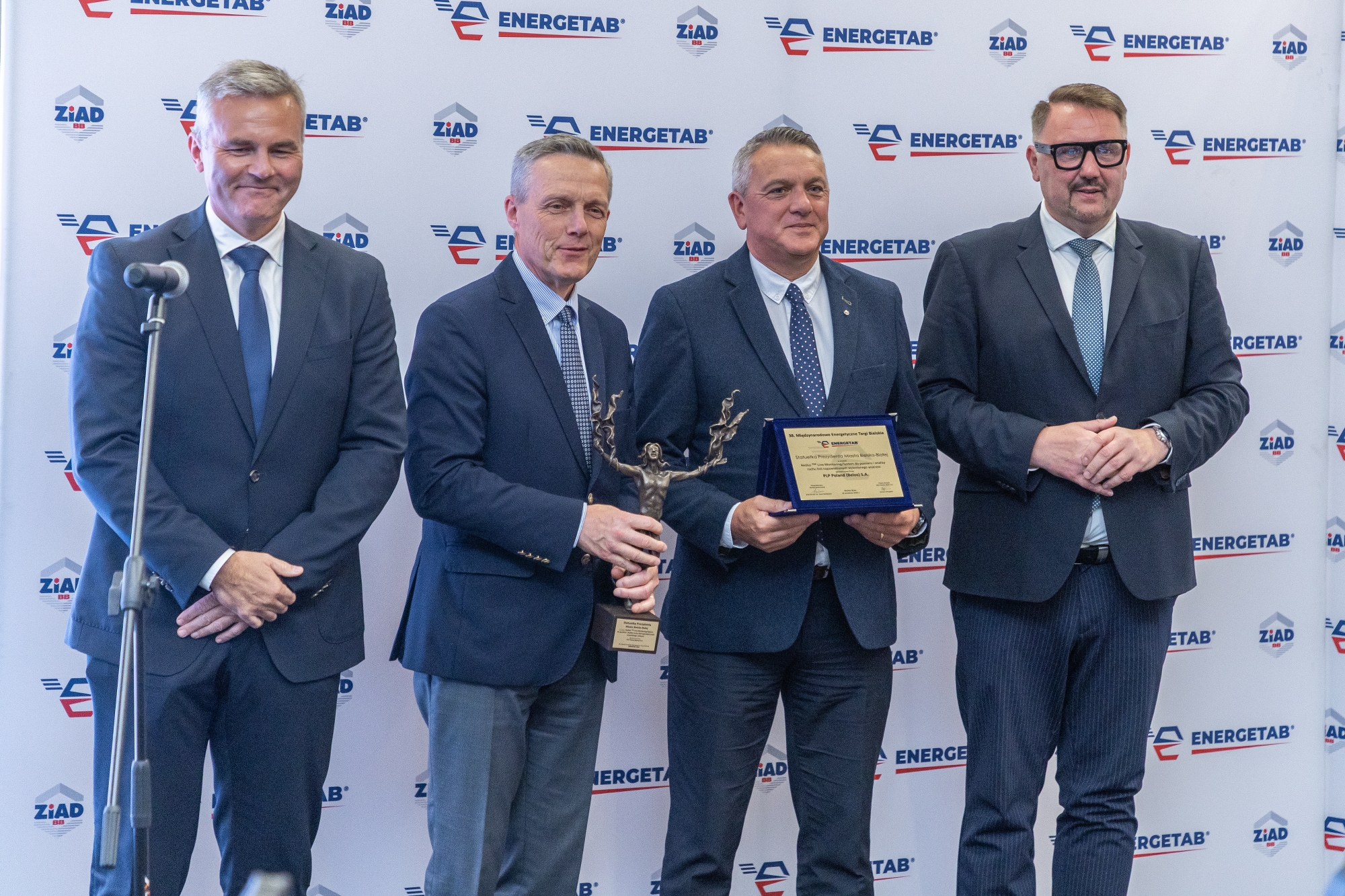 na zdjęciu osoby podczas targów