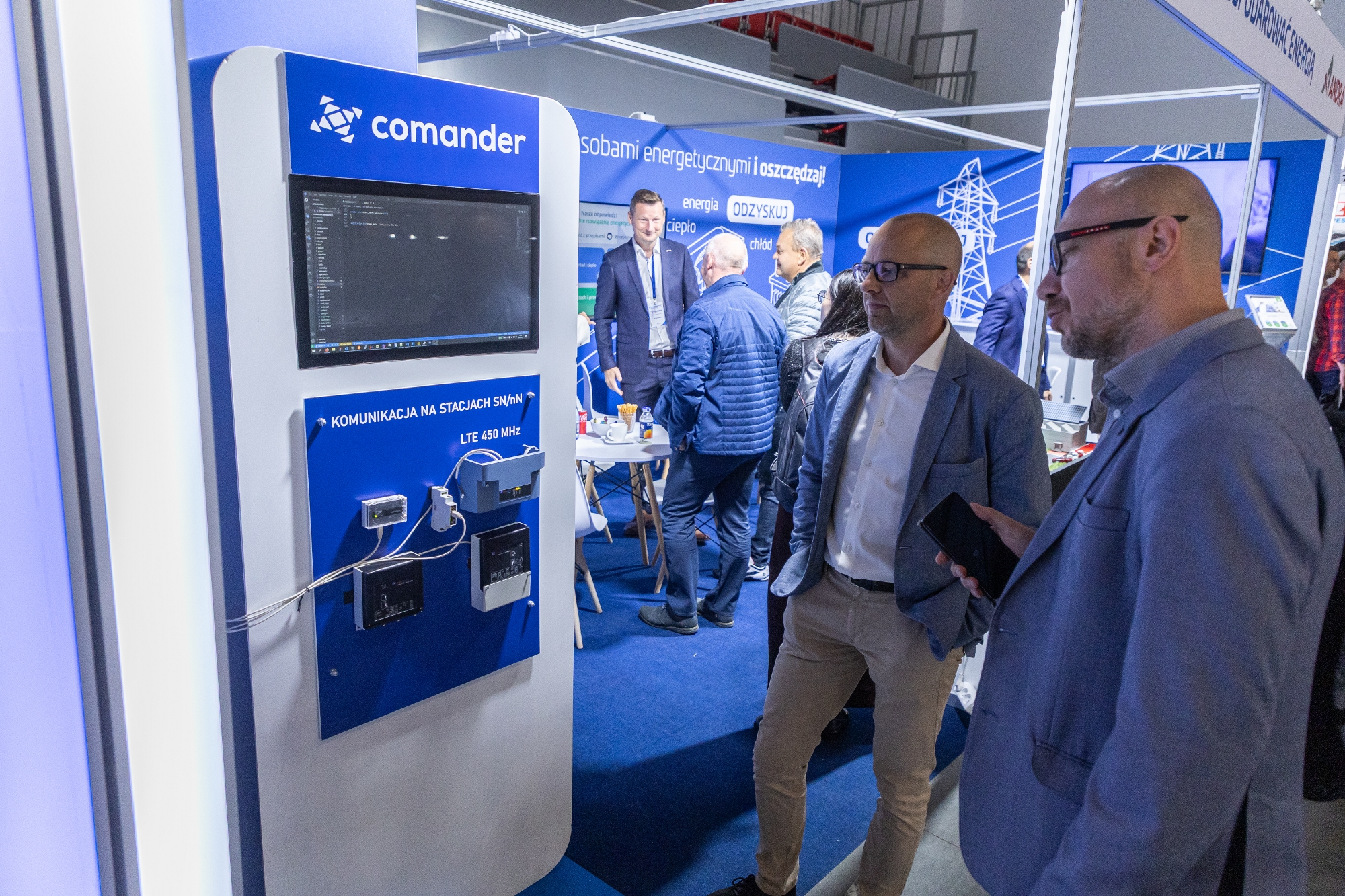 na zdjęciu osoby podczas targów