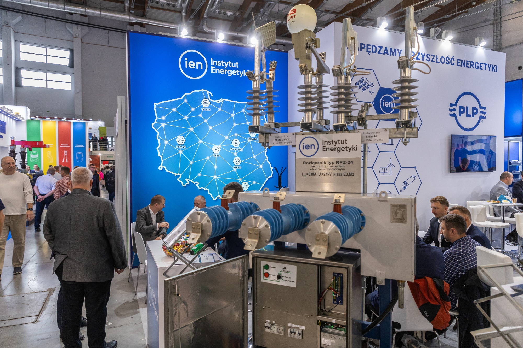 na zdjęciu osoby podczas targów