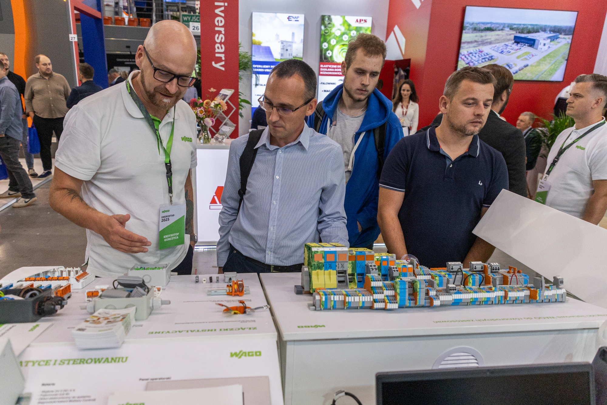 na zdjęciu osoby podczas targów