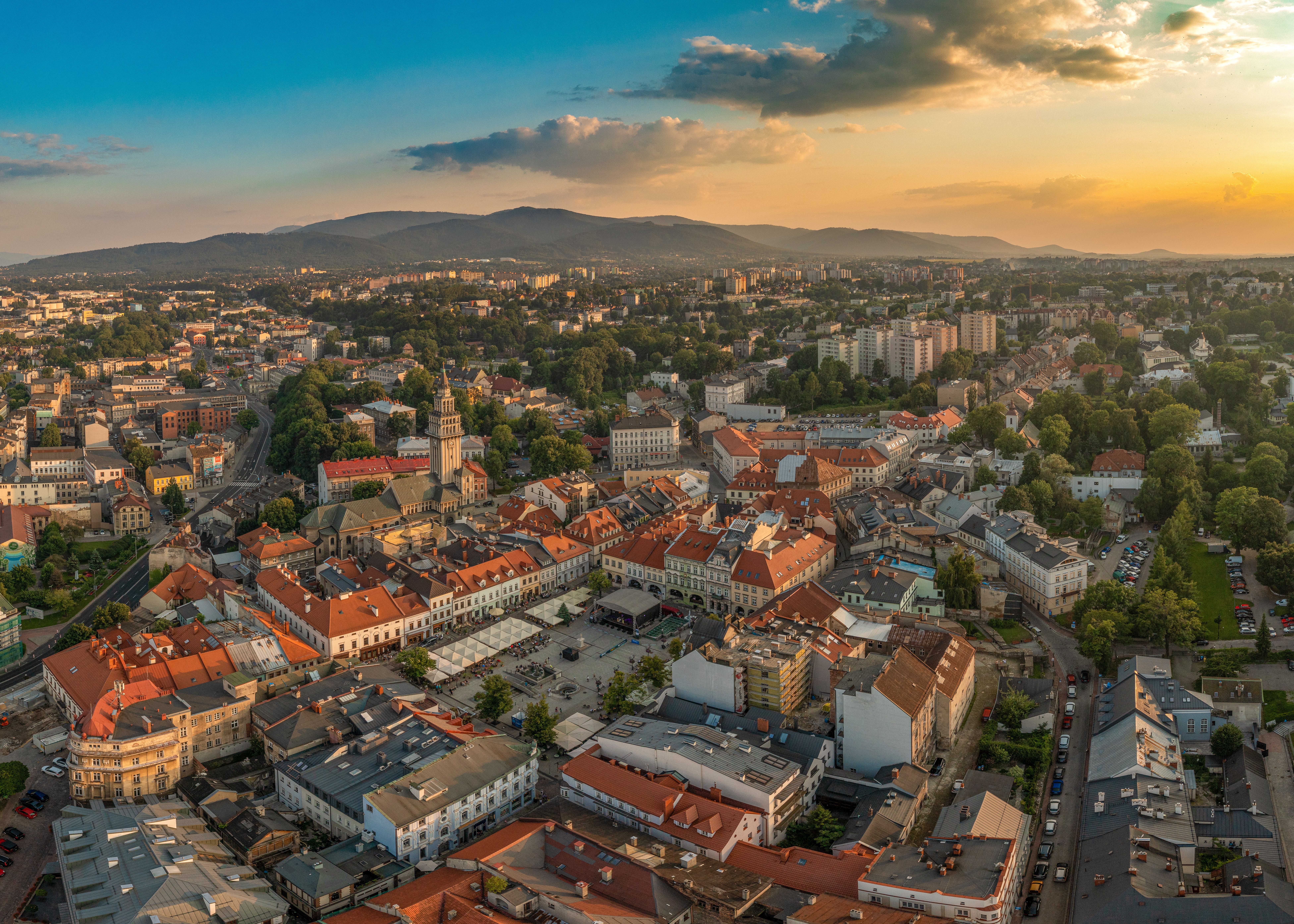 Zdjęcie przedstawiające Bielsko-Białą z lotu ptaka. 