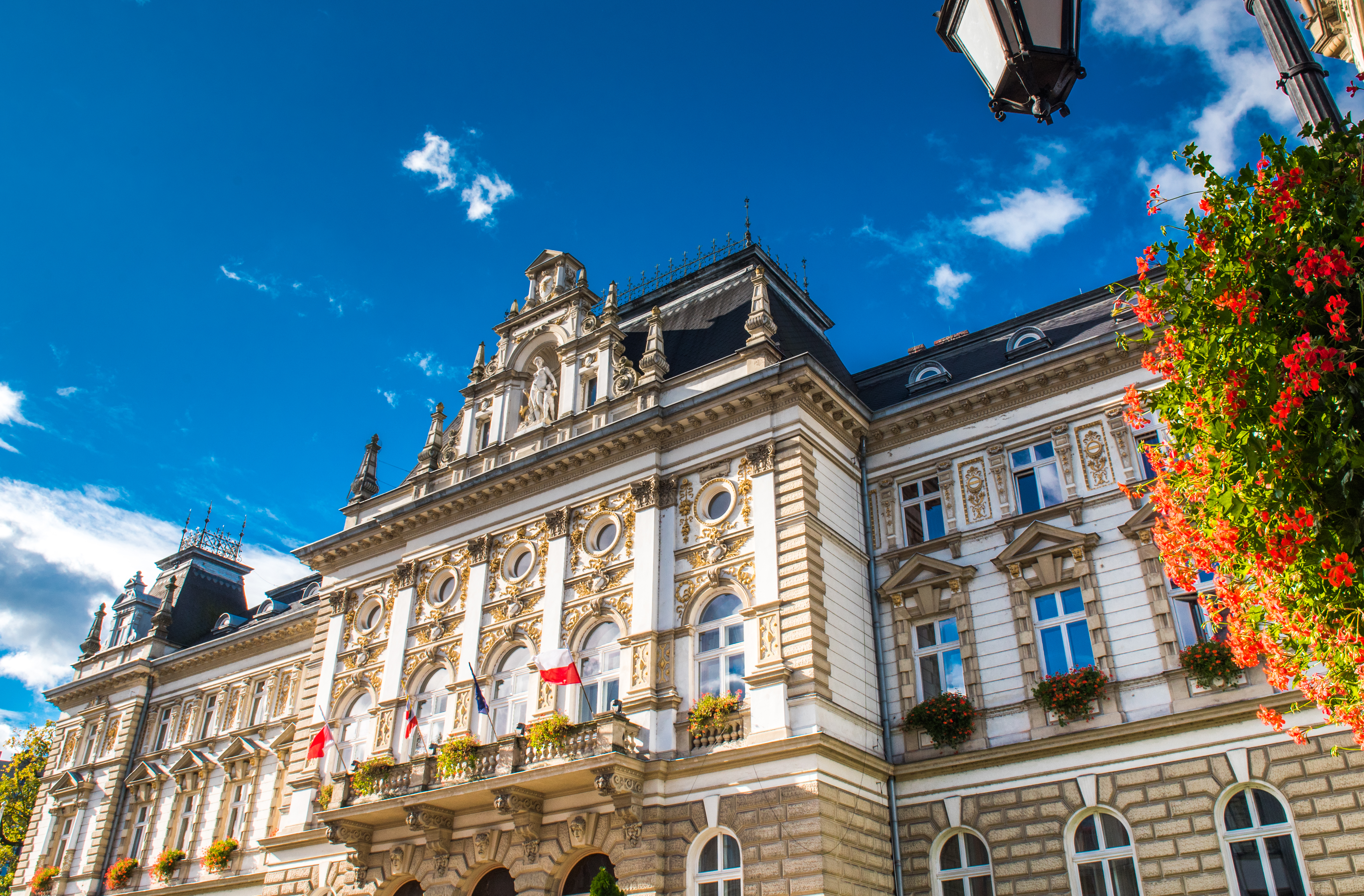 Zdjęcie przedstawiające budynek ratusza w Bielsku-Białej.  