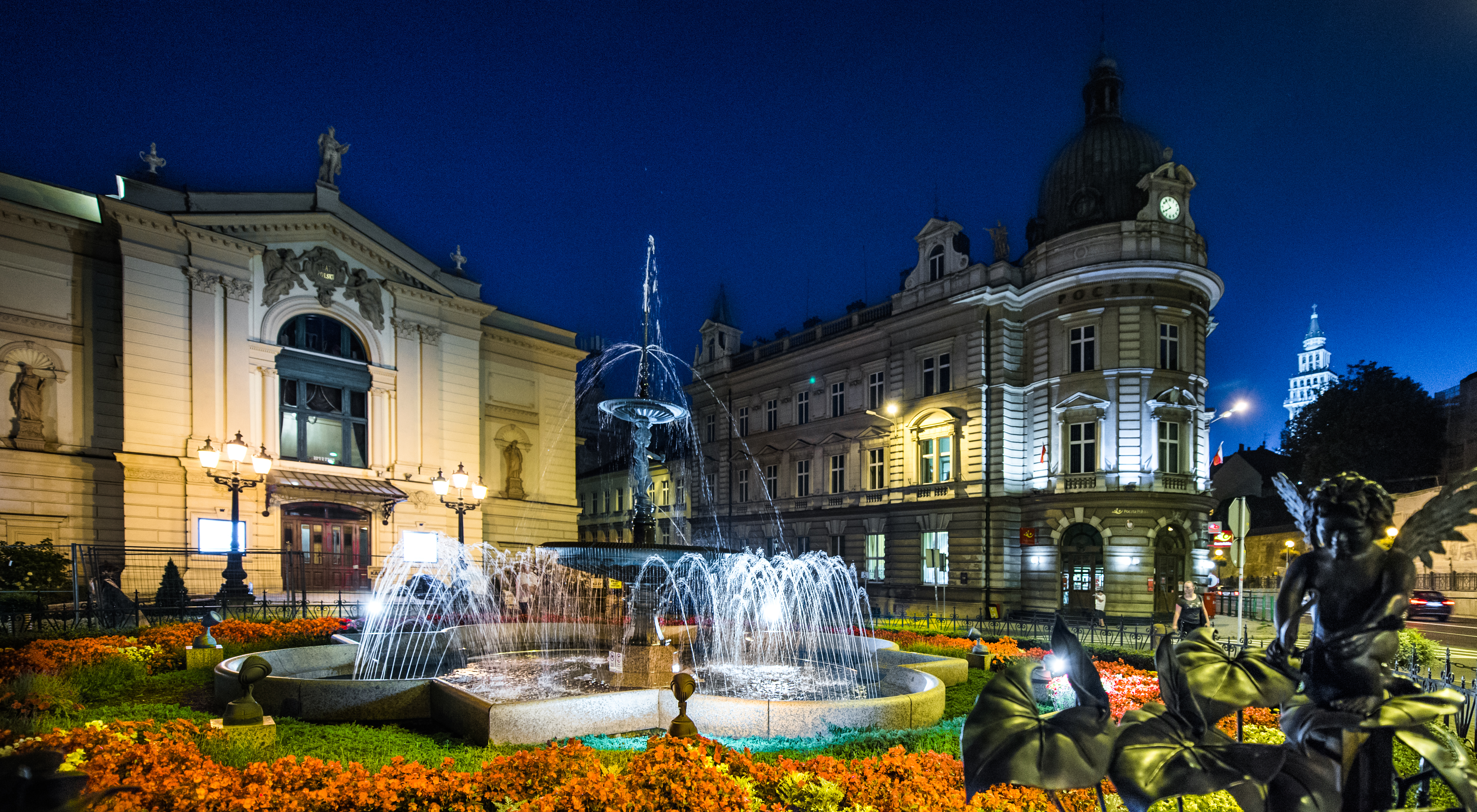 Zdjęcie przedstawiające budynek Teatru Polskiego i Poczty Polskiej w Bielsku-Białej nocą. 