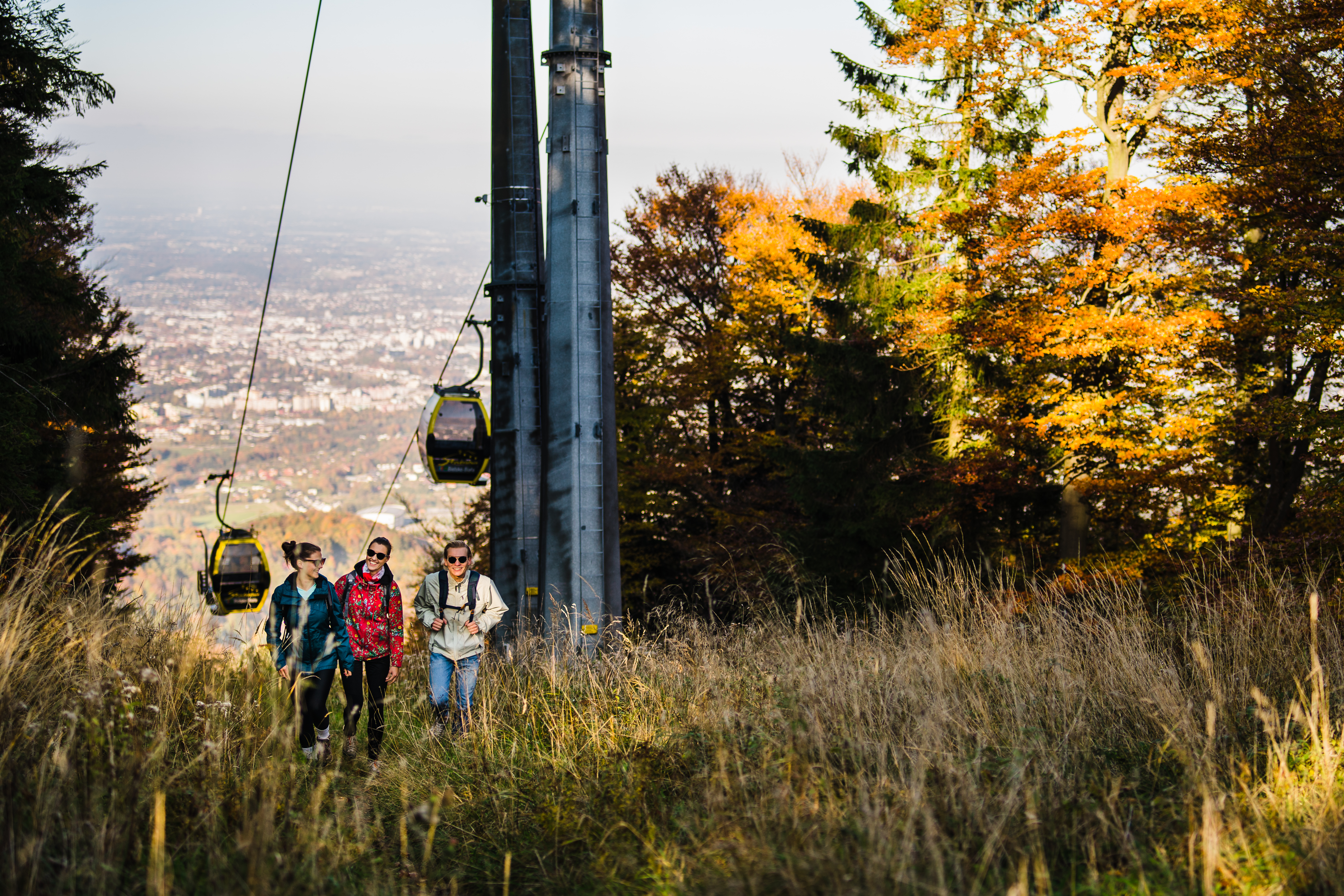 Zdjęcie przedstawiające osoby idące pod koleją linową na Szyndzielnię. 