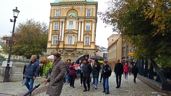 zdjęcie ze spaceru: grupa spacerujących na moście na rzece Białej