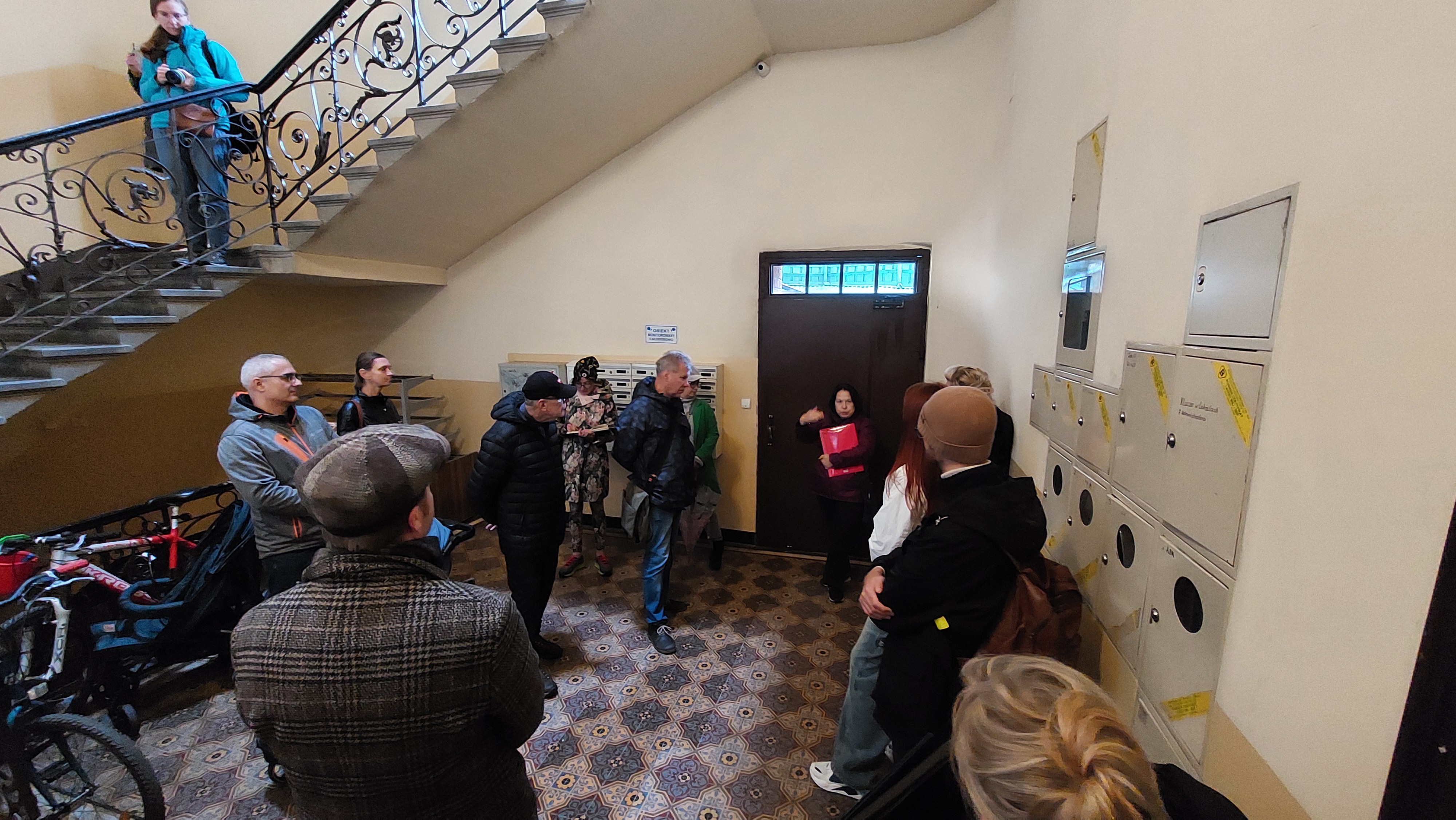 zdjęcie ze spaceru: grupa spacerujących we wnętrzu jednej z kamienic