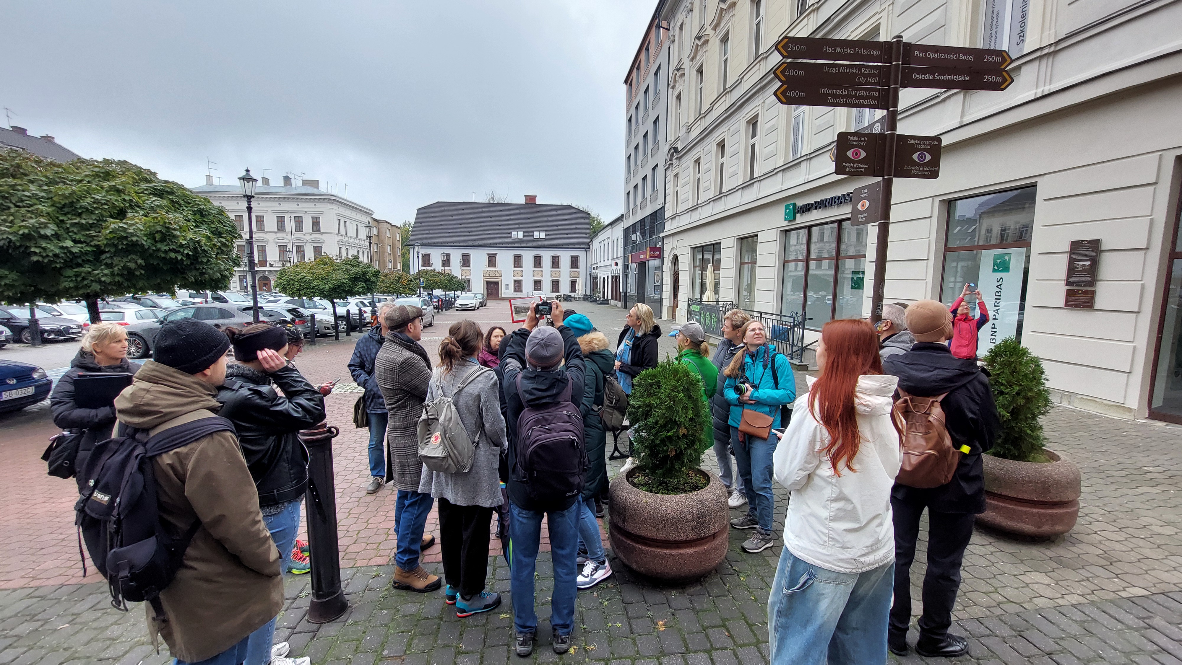 zdjęcie ze spaceru: grupa spacerujących na pl. Wolności
