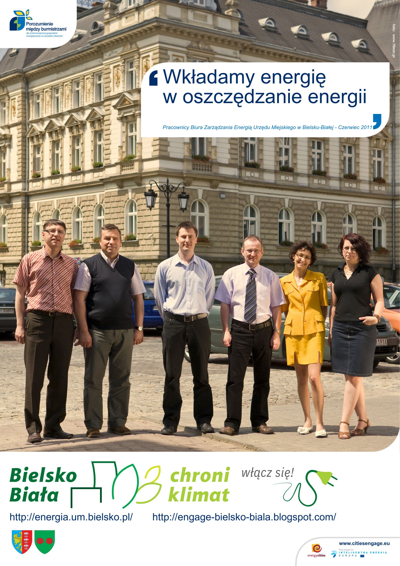 Obraz przedstawiający plakat w ramach projektu "Engage" na którym widać zespół pracowników Biura Zarządzania Energią na tle budynku ratusza w Bielsku-Białej.