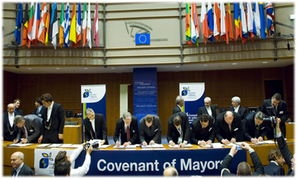 zdjęcie przedstawiające przedstawicieli miast podpisujących w Brukseli przystąpienie do Porozumienia Burmistrzów