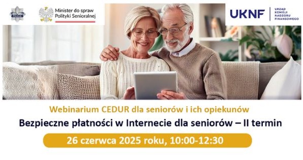 grafika informująca o webinarium "Bezpieczne płatności w Internecie dla seniorów przedstawiająca dwóch seniorów, kobietę i mężczyznę siedzących na kanapie z tabletem