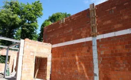 Budowa sali gimnastycznej - na zdjęciu fragment budowy oraz zieleń