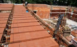 Budowa sali gimnastycznej - na zdjęciu fragment stropu budowy