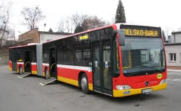 Zakupione autobusy niskopodłogowe marki Mercedes - na zdjęciu autobus oraz budynki 