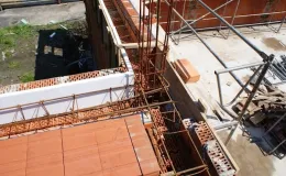 Budowa sali gimnastycznej - na zdjęciu fragment stropu budowy