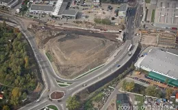 Przebudowa odcinka drogi krajowej nr 52 - na zdjęciu fragment budowy, budynki oraz zieleń