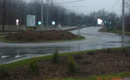 Przebudowa ul. Karbowej w Bielsku-Białej - na zdjęciu fragment drogi, rondo, znaki drogowe oraz zieleń