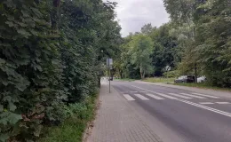 Zdjęcie działki niezabudowanej przy ul. Lipnickiej i biegnącej obok drogi